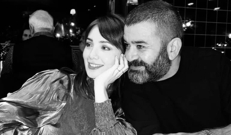 BÜLENT ŞAKRAK’TAN GENÇ SEVGİLİSİYLE AŞK POZU: “ALAYINA ALAY”