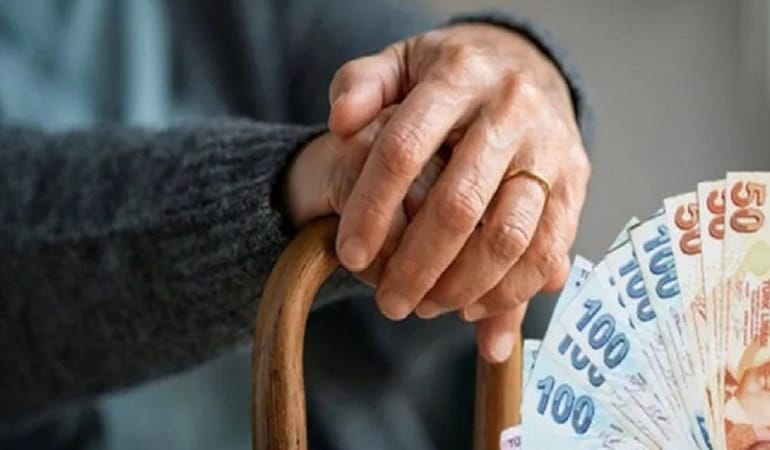 EMEKLİLERE YÜZDE 300 ZAM MÜJDESİ! HANGİ GÜN HESABA GEÇECEK?