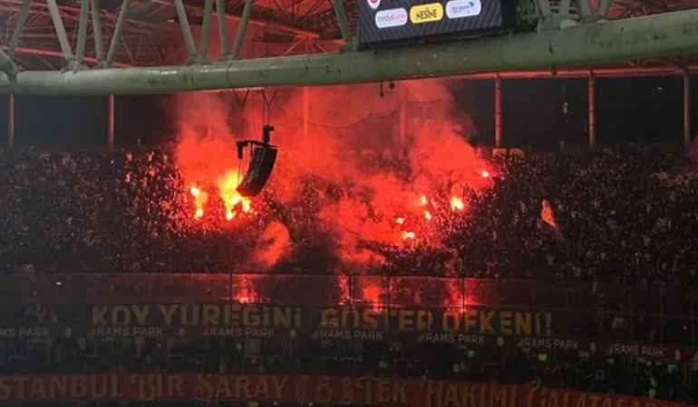 DERBİYE YAKIŞMAYAN HAREKETLER! MEŞALELERİ GALATASARAYLILARA ATTILAR