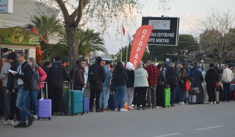 AYVALIK’TAN MİDİLLİ’YE GEÇİŞLERDE YOĞUNLUK: TATİLCİLER BAYRAMDA YUNAN ADALARINI TERCİH EDİYOR