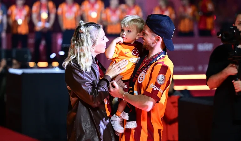 Galatasaraylı Dries Mertens’in Eşinden Protestolu Paylaşım