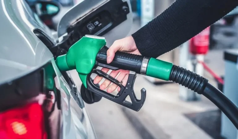 BENZİNE İNDİRİM, MOTORİNE ZAM!