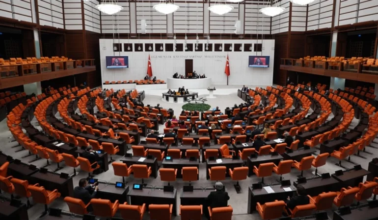 EMEKLİ İKRAMİYESİ 4 BİN TL’YE YÜKSELTİLDİ