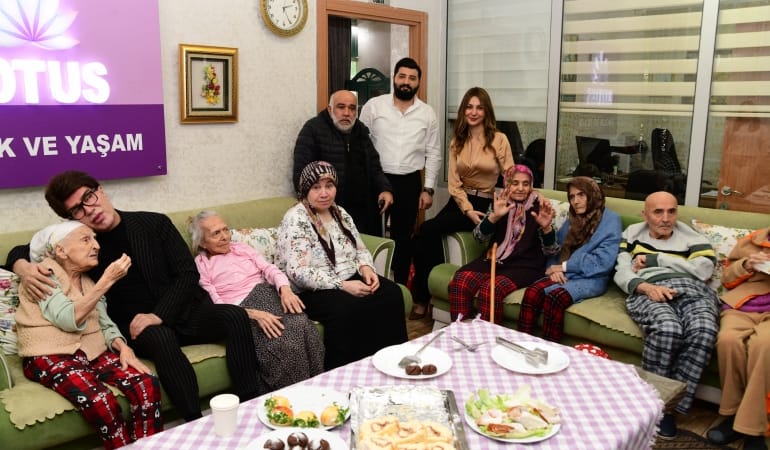 Yılmaz Morgül’ün anneleri… Yılmaz Morgül’den huzurevi sakinlerine bayram ziyareti