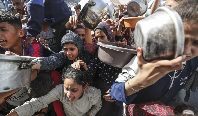 GAZZE’DE YARDIM UMUDU: FİLİSTİNLİLERE SICAK YEMEK DAĞITILDI