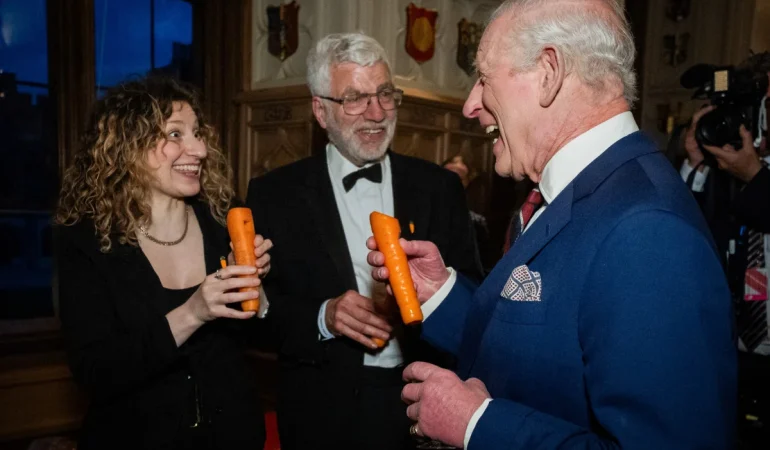 KRAL CHARLES HAVUÇTAN YAPILMIŞ FLÜTLE SAHNEDE: İLK HALK GÖRÜNÜMÜNDE SÜRPRİZ PERFORMANS