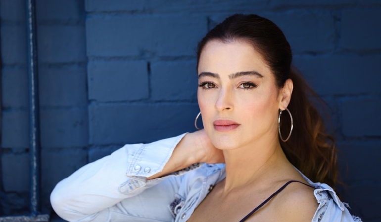 MİNE ÇAYIROĞLU 22 YIL SONRA YENİDEN TİYATRO SAHNESİNDE