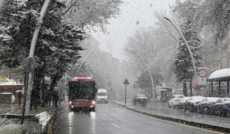 ANKARA’DA KAR YAĞIŞI ETKİSİNİ SÜRDÜRÜYOR!