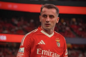 0x0-45lik-mine-tugayin-genclik-sirri-ne-haftada-2-kez-bu-3lu-karisimi-yuzune-suruyor-tek-bir-kirisigi-yok-1722173509026