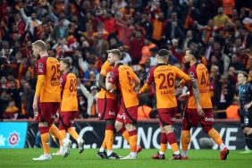 0x0-45lik-mine-tugayin-genclik-sirri-ne-haftada-2-kez-bu-3lu-karisimi-yuzune-suruyor-tek-bir-kirisigi-yok-1722173509026