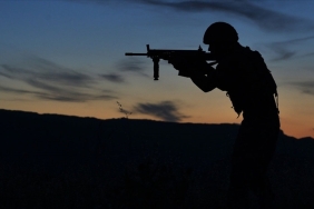 0x0-45lik-mine-tugayin-genclik-sirri-ne-haftada-2-kez-bu-3lu-karisimi-yuzune-suruyor-tek-bir-kirisigi-yok-1722173509026