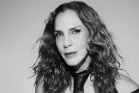 0x0-45lik-mine-tugayin-genclik-sirri-ne-haftada-2-kez-bu-3lu-karisimi-yuzune-suruyor-tek-bir-kirisigi-yok-1722173509026