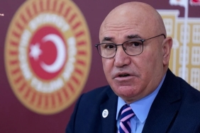 0x0-45lik-mine-tugayin-genclik-sirri-ne-haftada-2-kez-bu-3lu-karisimi-yuzune-suruyor-tek-bir-kirisigi-yok-1722173509026