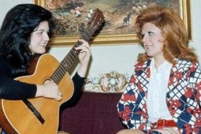 0x0-45lik-mine-tugayin-genclik-sirri-ne-haftada-2-kez-bu-3lu-karisimi-yuzune-suruyor-tek-bir-kirisigi-yok-1722173509026