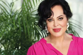 0x0-45lik-mine-tugayin-genclik-sirri-ne-haftada-2-kez-bu-3lu-karisimi-yuzune-suruyor-tek-bir-kirisigi-yok-1722173509026