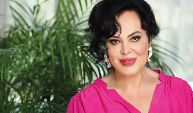 TÜRKAN ŞORAY KENDİ PORTRELERİNİ GÖRÜNCE GÖZYAŞLARINI TUTAMADI