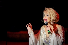 0x0-45lik-mine-tugayin-genclik-sirri-ne-haftada-2-kez-bu-3lu-karisimi-yuzune-suruyor-tek-bir-kirisigi-yok-1722173509026