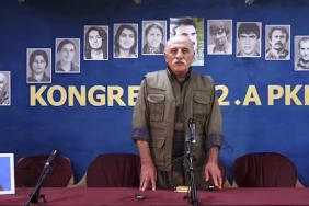 0x0-45lik-mine-tugayin-genclik-sirri-ne-haftada-2-kez-bu-3lu-karisimi-yuzune-suruyor-tek-bir-kirisigi-yok-1722173509026