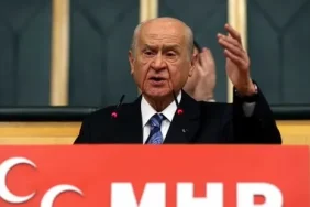 0x0-45lik-mine-tugayin-genclik-sirri-ne-haftada-2-kez-bu-3lu-karisimi-yuzune-suruyor-tek-bir-kirisigi-yok-1722173509026