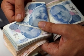 0x0-45lik-mine-tugayin-genclik-sirri-ne-haftada-2-kez-bu-3lu-karisimi-yuzune-suruyor-tek-bir-kirisigi-yok-1722173509026