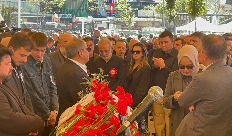 YILMAZ ERDOĞAN SIRRI SÜREYYA ÖNDER’İN CENAZESİNDE GÖZYAŞLARINI TUTAMADI!