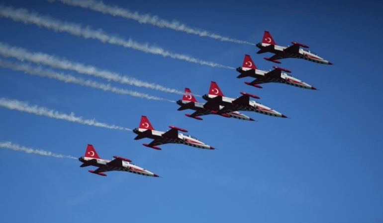 TÜRK YILDIZLARI SAMSUN SEMALARINDA AY-YILDIZ ÇİZDİ!