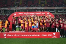 galatasarayli-oyuncular-turkiye-kupasi-ni-kaldirdi-cosku-zirveye-ulasti-32168