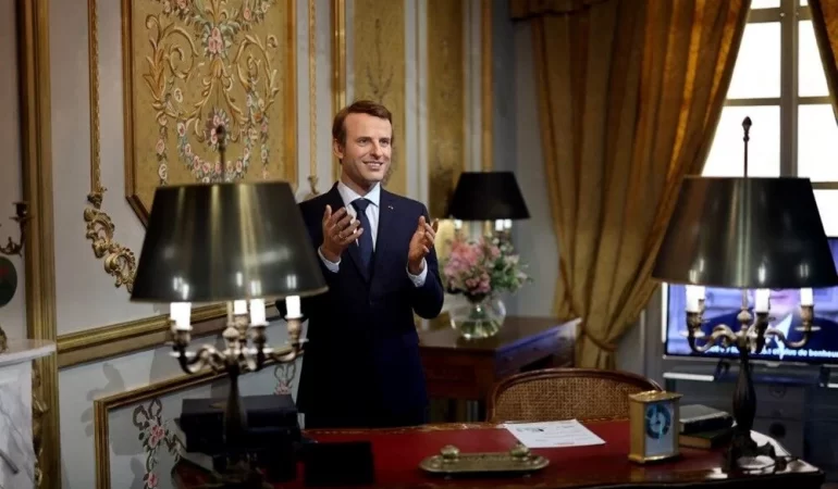 Emmanuel Macron’un Bal Mumu Heykeli Paris’te Çalındı
