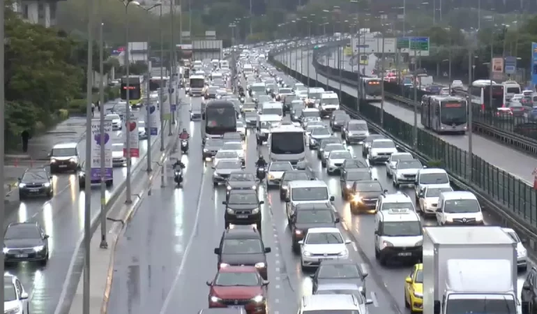 İSTANBUL’DA TRAFİK YOĞUNLUĞU YÜZDE 81’E ULAŞTI