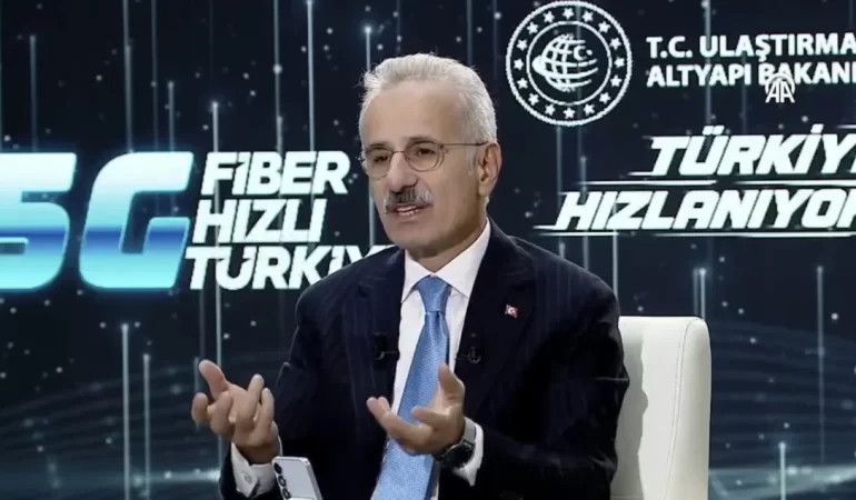 5G TEKNOLOJİSİ İÇİN KRİTİK İHALE 16 EKİM’DE: URALOĞLU CANLI YAYINDA HIZ TESTİYLE MÜJDE VERDİ