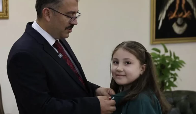 Yağmur Altında İstiklal Marşı’nı Okuyan Öğrenciye Büyük Onur