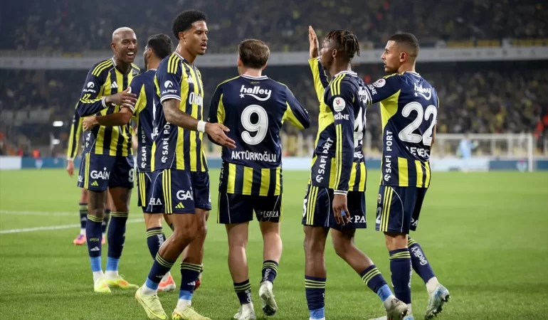 FENERBAHÇE KARAGÜMRÜK’Ü 2 GOLLE GEÇTİ: LİDERLİK YARIŞINDA TAM GAZ İLERLİYOR