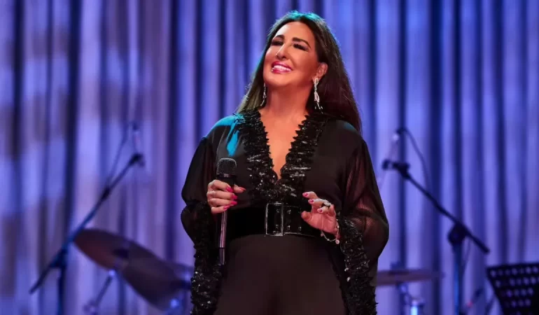 NÜKHET DURU’NUN KÜVET POZU SOSYAL MEDYAYI SALLADI