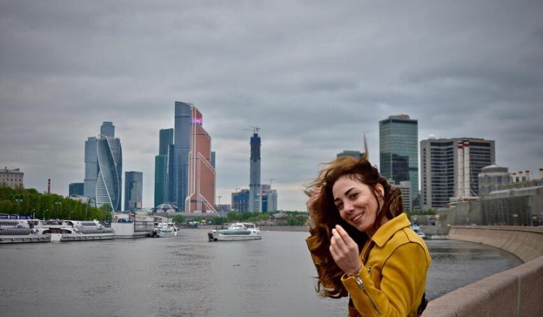 KUZEYDEN GÜNEYE İNŞA EDİLEN LİDERLİK:  İÇ MİMAR YASEMİN OKTAY