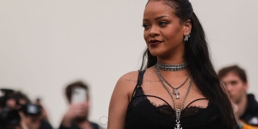 rihanna-anne-oldu-bebegi-en-zenginler-listesine-girdi-zaEb