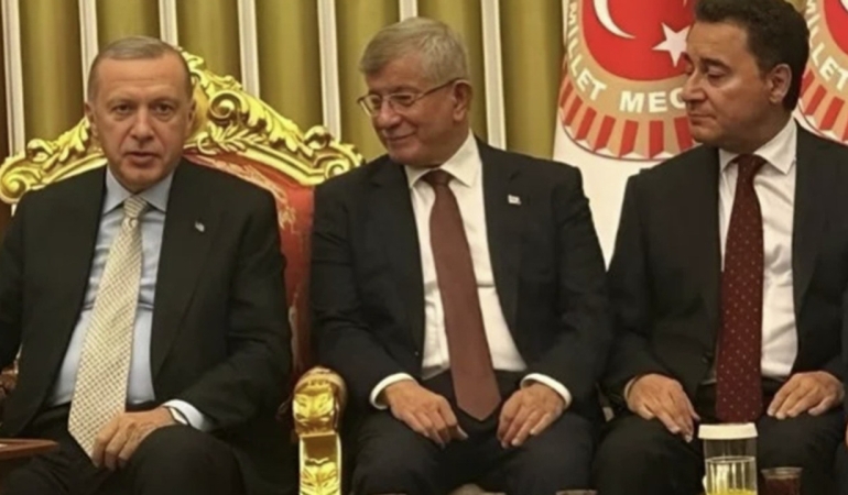 AK PARTİ’DE BABACAN VE DAVUTOĞLU GERİLİMİ: PARTİDEN AYRILANLAR ÜZERİNDEN YENİ KRİZ