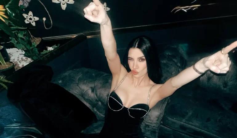 BURCU KIRATLI’DAN CESUR MODA ÇIKIŞI: TRANSPARAN ELBİSESİYLE GECEYE DAMGA VURDU