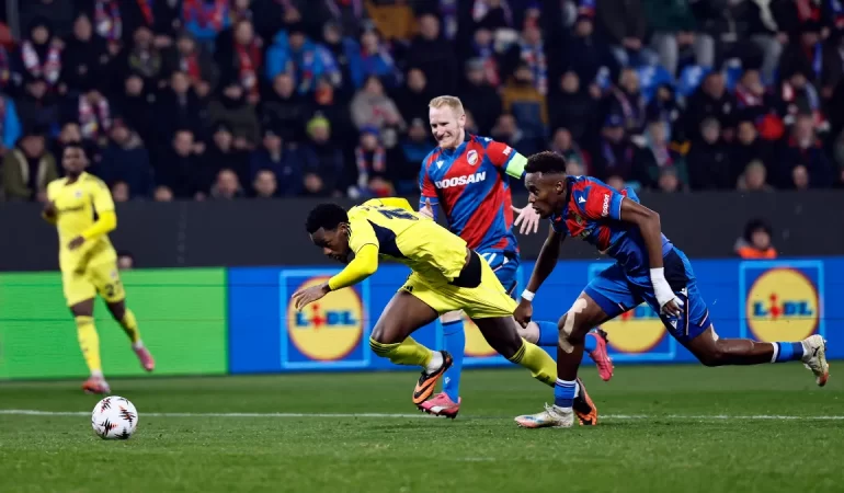 Fenerbahçe’de Penaltı Krizi: VAR İnceledi, Hakem İzledi Ama Vermedi! Taraftarlar Öfkeli: “Adalet Nerede?”