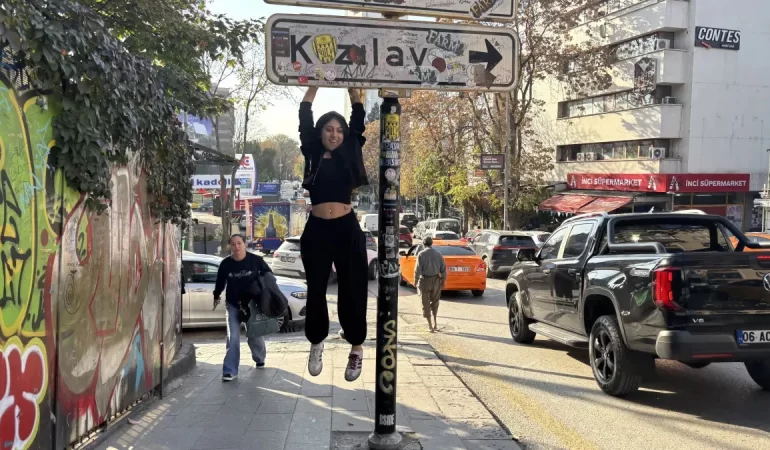 Mustafa Sarıgül, Kızılay Tabelasına Asılarak Gündem Oldu