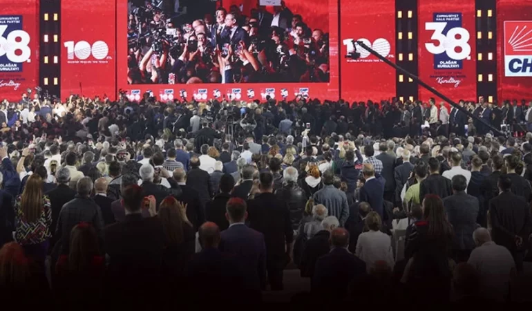 ÜMİT ÖZDAĞ’DAN AHMET DAVUTOĞLU’NA SERT MEYDAN OKUMA: “MOSSAD’DAN BRİFİNG ALIYORSUN”