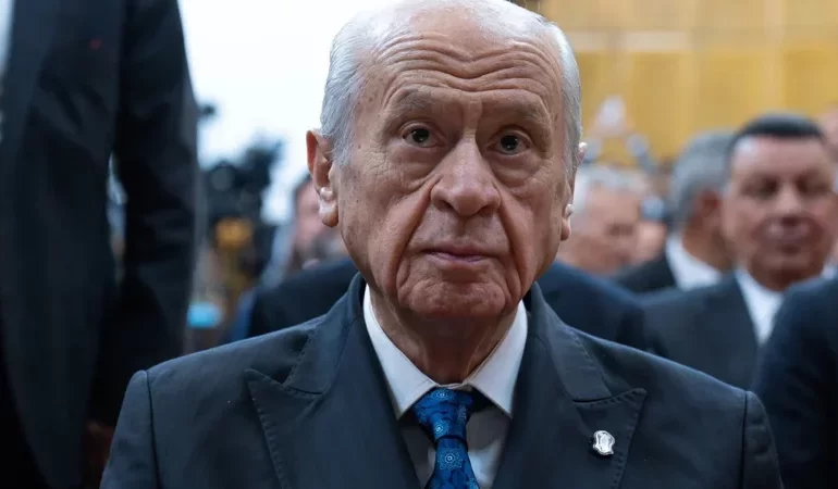 BAHÇELİ’DEN GÜNDEME DAMGA VURAN ÇIKIŞ: “SUÇA BULAŞMAYAN DÖNSÜN” MESAJI SERT TARTIŞMALARA YOL AÇTI