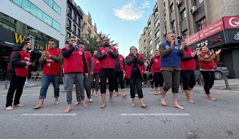 İZMİR BÜYÜKŞEHİR BELEDİYESİ İŞÇİLERİNDEN ÇIPLAK AYAKLI PROTESTO: “ÇIPLAK MAAŞA KARŞI YÜRÜYÜŞ” BAŞLADI
