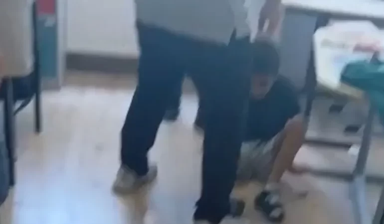 BURSA’DA ŞOKE EDEN SKANDAL: ÖZEL OKULDA OTİZMLİ ÖĞRENCİLER SIRLARA İLİMLİP ‘DERS’ İŞLENDİ, SORUŞTURMA BAŞLADI