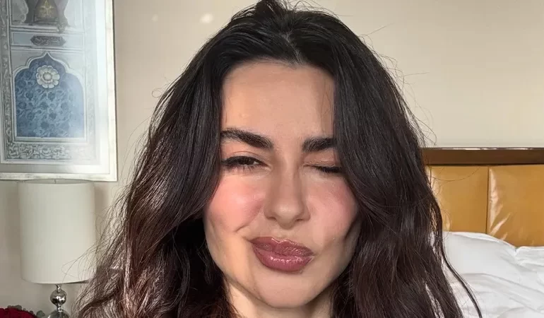 Nesrin Cavadzade’nin Dekoltesiz Kıyafeti Gecede Gündem Oldu