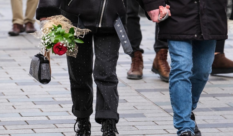 Genç Kızlar Neden Tehlikeli Erkekleri Çekici Buluyor? Psikolojik ve Sosyolojik İnceleme
