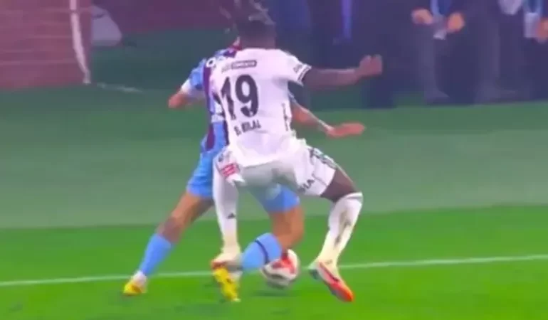 ESKİ HAKEMLER YILIN SON DERBİSİNDE TARTIŞILAN KARARLARI DEĞERLENDİRDİ: POZİSYONLAR MASAYA YATIRILDI