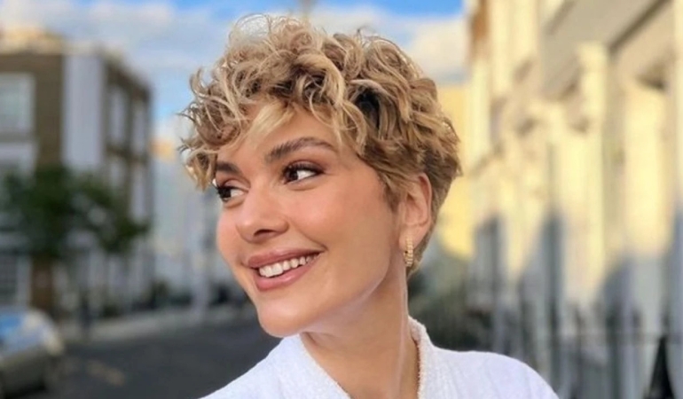 BERGÜZAR KOREL’İN YENİ POZLARI SOSYAL MEDYAYI HAREKETE GEÇİRDİ