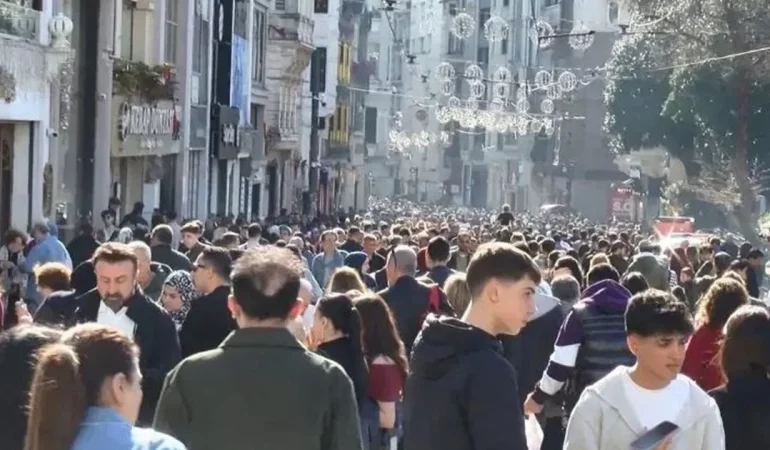 TÜRKİYE’DE DOĞURGANLIK HIZI DÜŞÜYOR: GÜVENCESİZLİK VE EKONOMİK BASKILAR AİLELERİN KARARLARINI DEĞİŞTİRİYOR