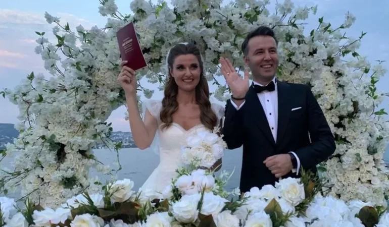 Mehmet Akif Ersoy’un Tutuklanmasının Ardından Pınar Erbaş’a Sosyal Medyada Mesaj Yağdı