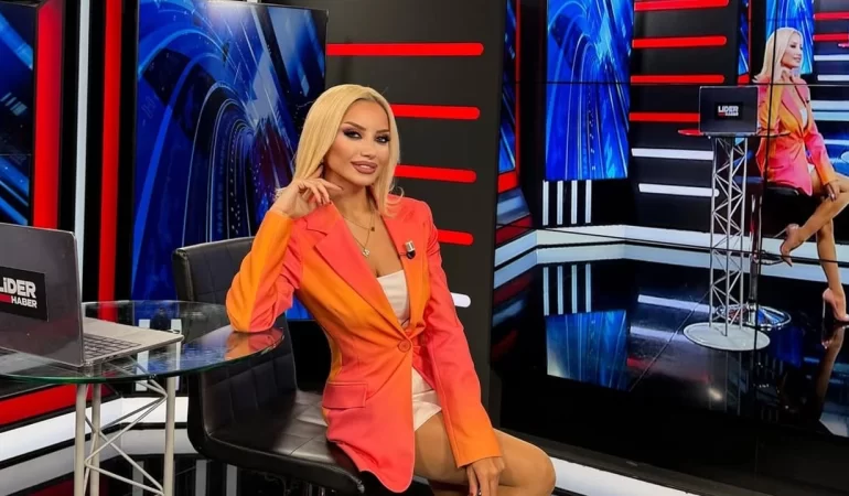 SUNUCUNUN GİYİMİ TARTIŞMA KONUSU OLDU: SİYASETÇİDEN SERT ELEŞTİRİ